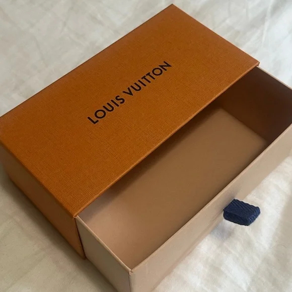 Louis Vuitton Gold and Black Aviator Sunglasses for Men’s - Picture 13 of 14